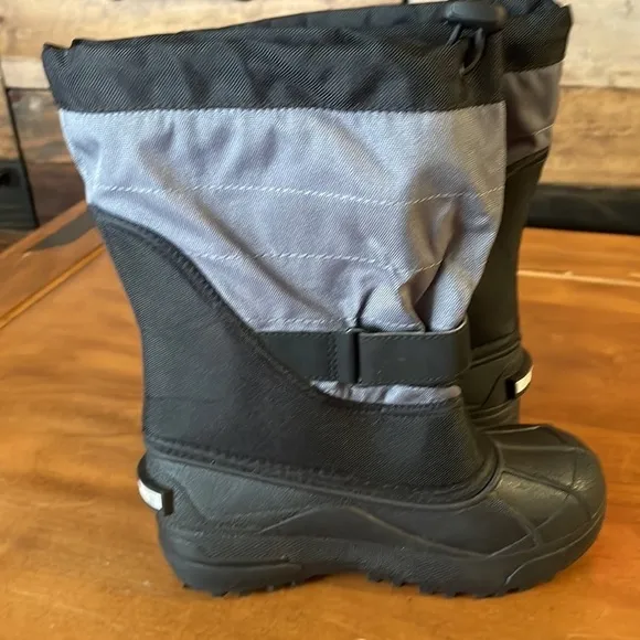 Columbia NWOT Snow Boots Size 3