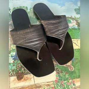 Everlane Black Leather Thong sandals. Made in Italy. Butterfeel leather 7.5US