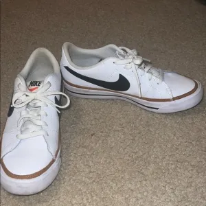 Nike court legacy sneakers