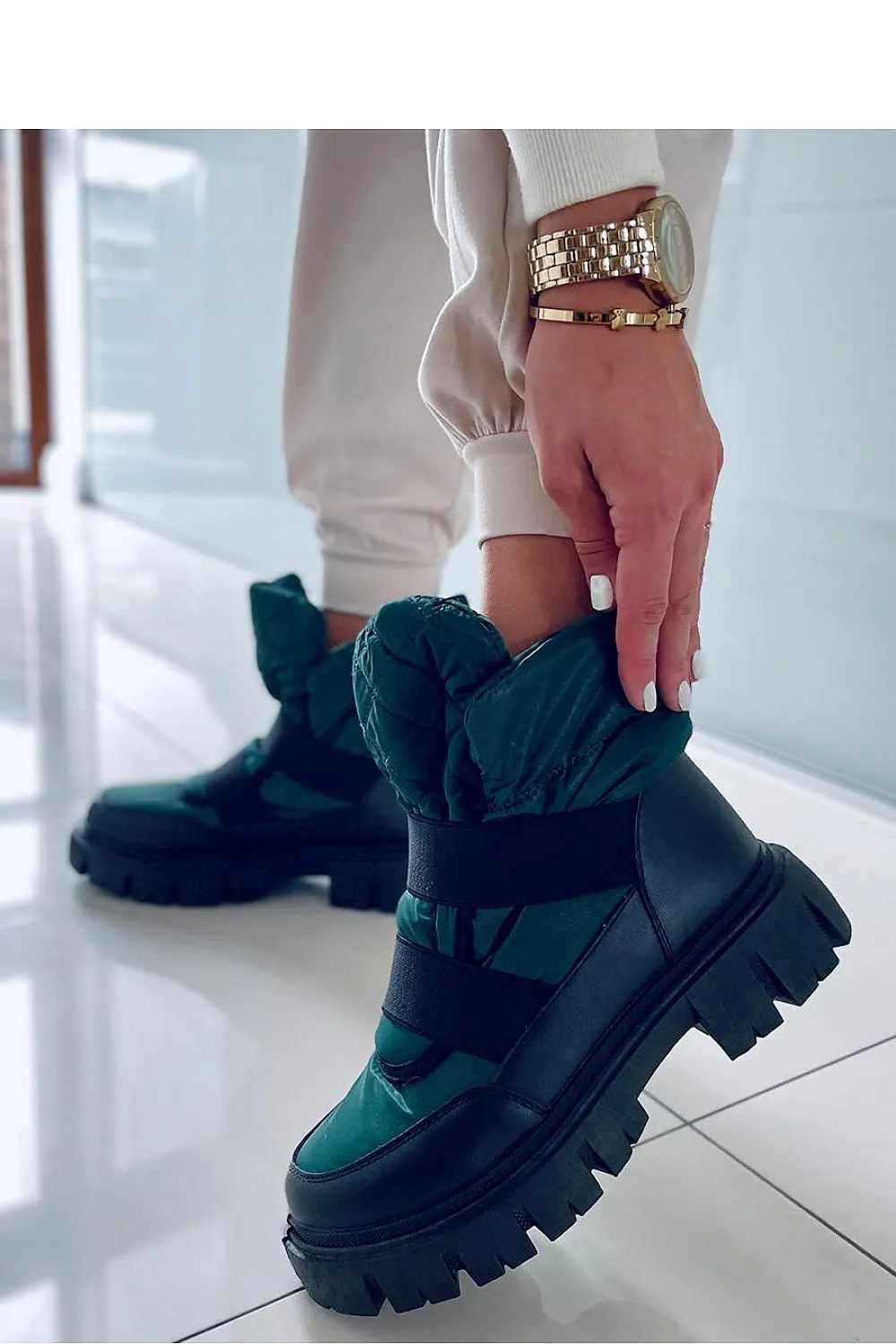 Snow boots
