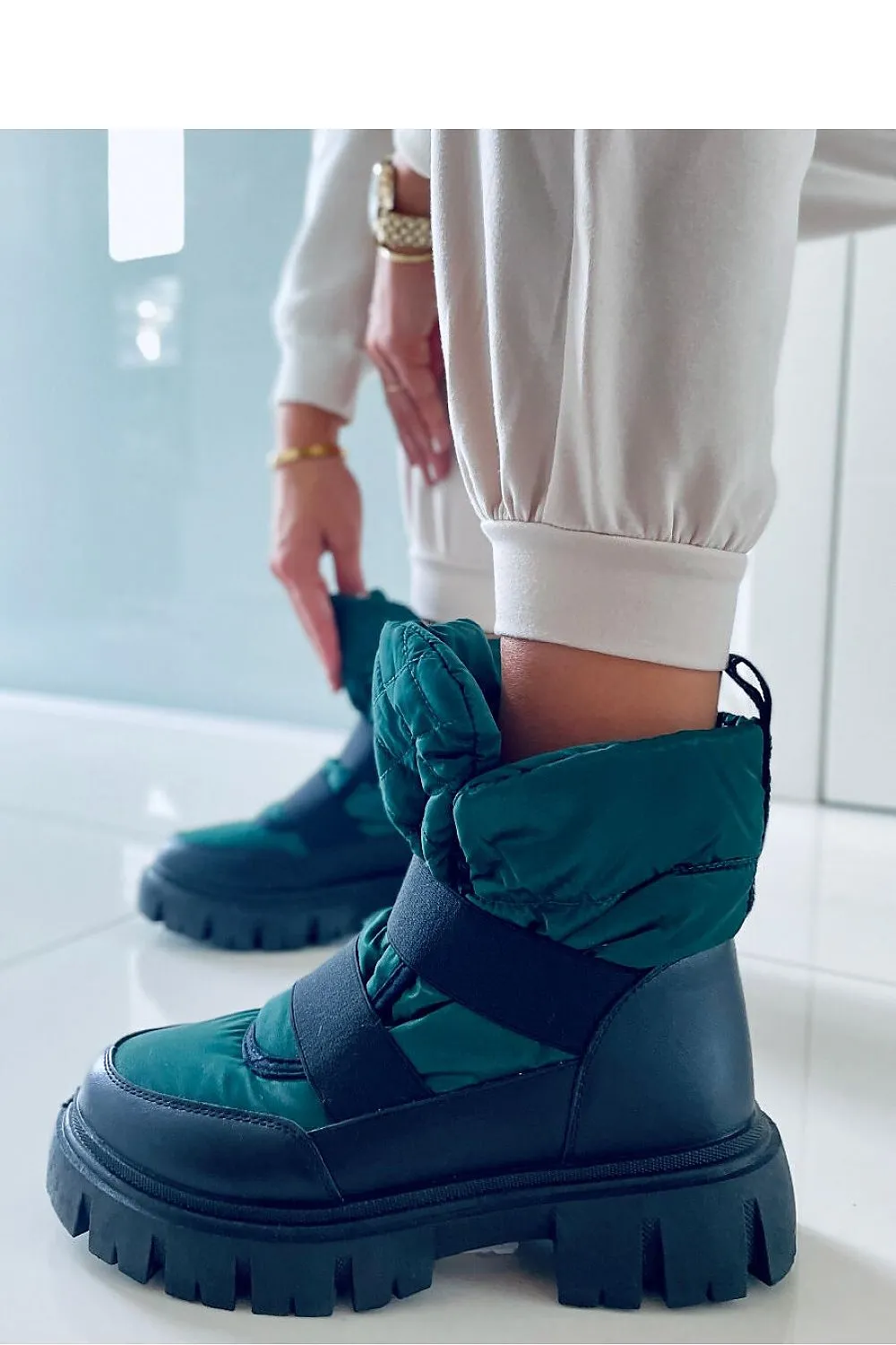 Snow boots